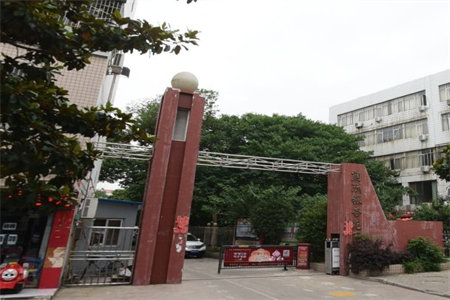 春光电子3室2厅1卫120㎡西郊学校附近